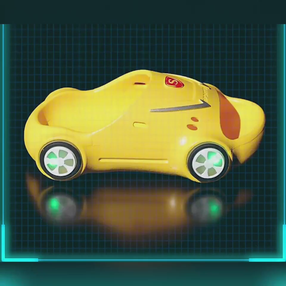 ライトが点灯したイエローのキッズスポーツカーサンダル 横からのアップ写真
