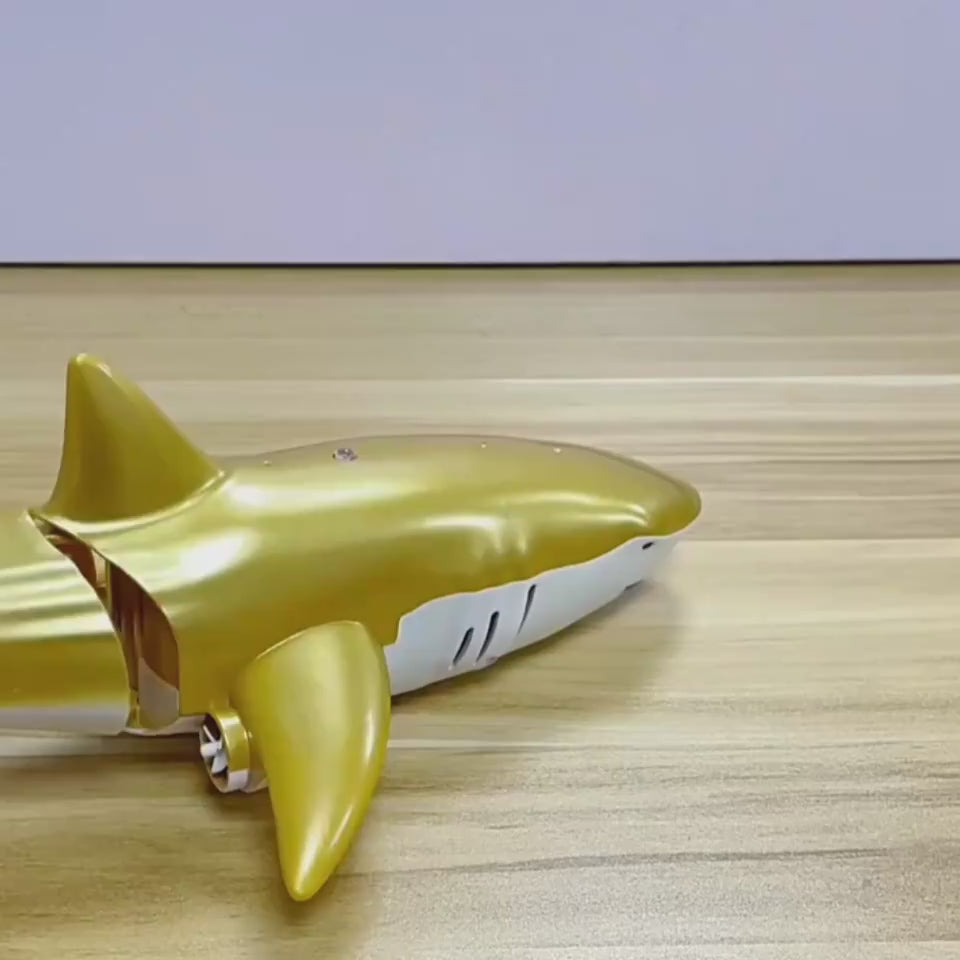 ゴールドカラーの水噴射シャーク 走行と操作イメージ動画サムネイル
