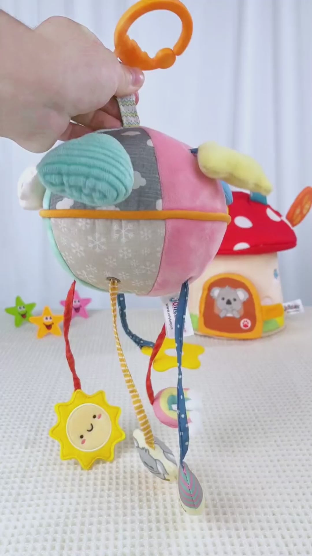 室内で吊るしたハンギングトイの使用イメージ（ベビーカーおもちゃ）
