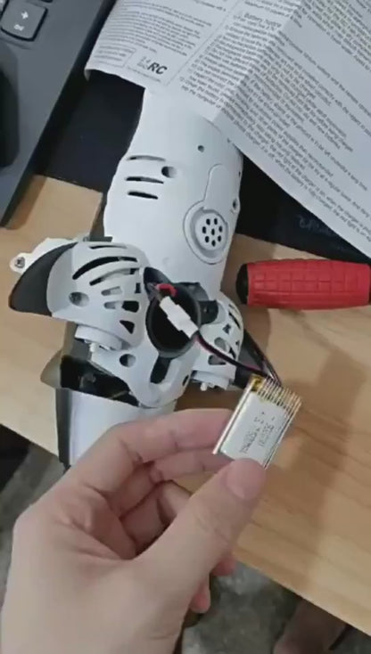 ハンドル型リモコンの操作アップ 前後左右操作のイメージ動画サムネイル
