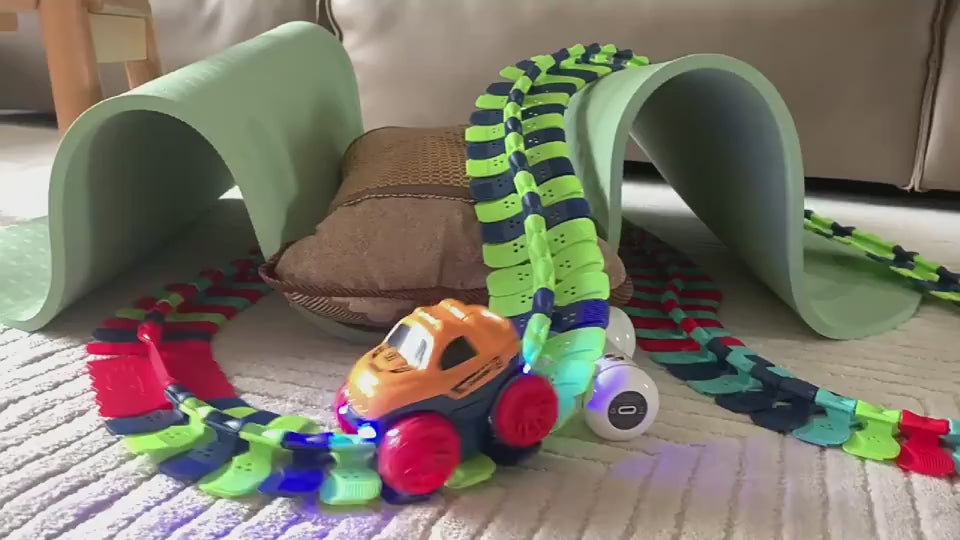 坂道の頂上付近を電動カーが走行しているシーンを切り取った動画サムネイル
