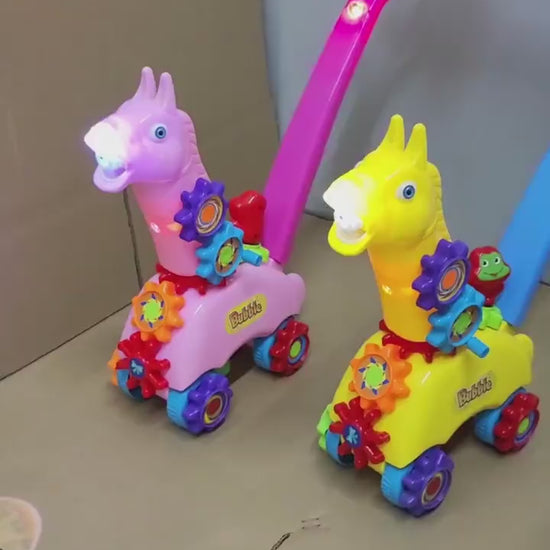 子どもの目線の高さから撮影したアニマルデザインバブルトロリーの正面写真
