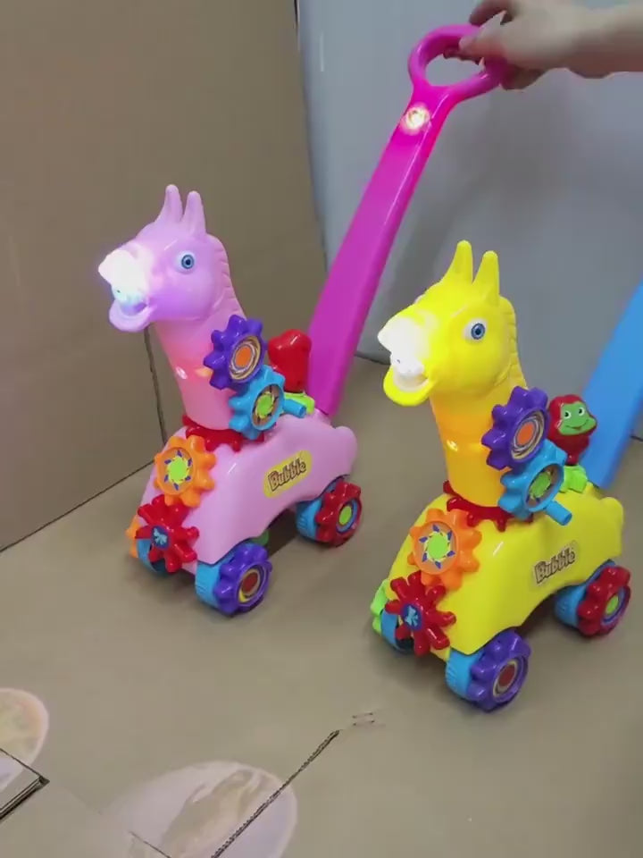 子どもの目線の高さから撮影したアニマルデザインバブルトロリーの正面写真
