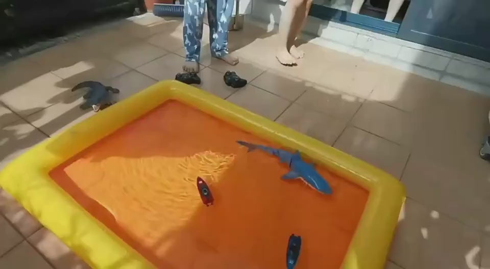 ハンドル型リモコンの操作アップ 前後左右操作のイメージ動画サムネイル
