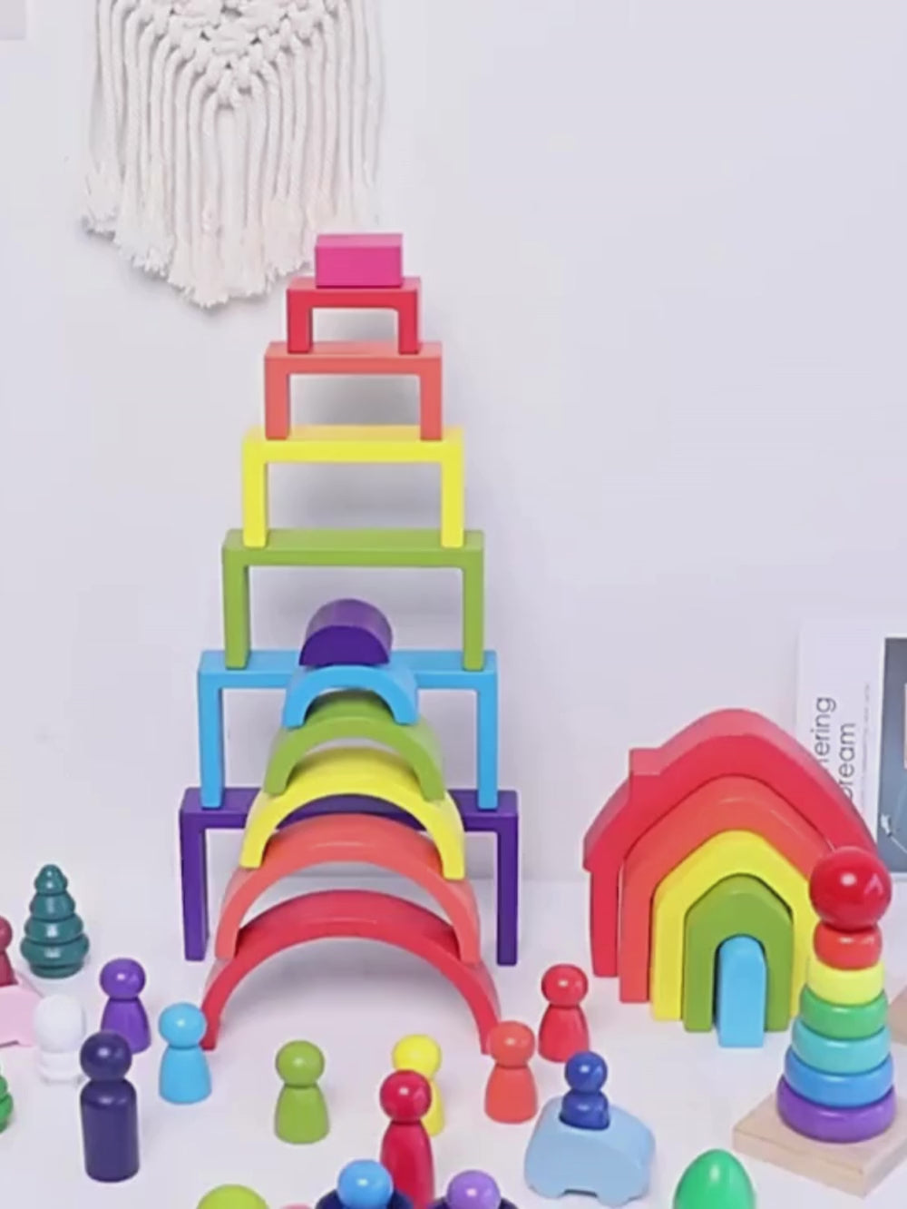 虹色のアーチブロックがサイズ順に並んだ木製レインボーブロックセット
