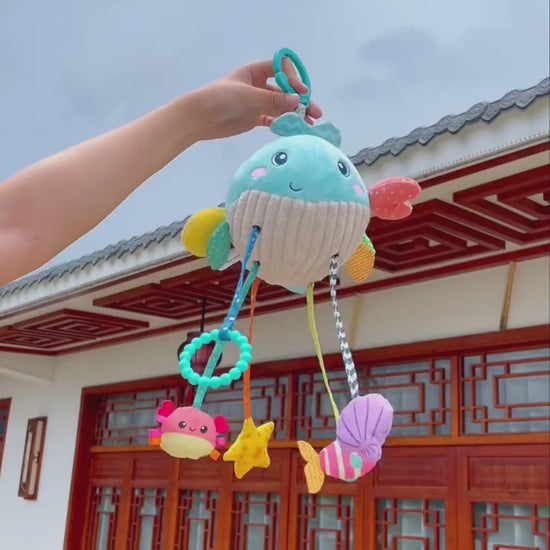 屋外で吊るして使えるハンギングトイの使用シーン（ベビーカーおもちゃ）
