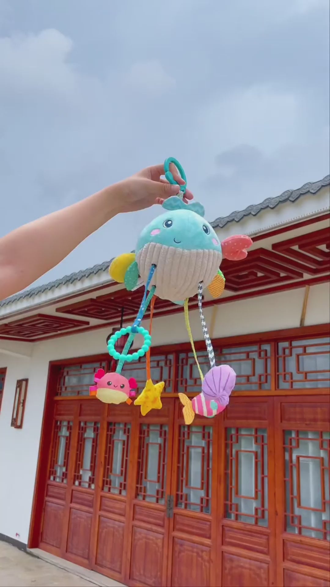 屋外で吊るして使えるハンギングトイの使用シーン（ベビーカーおもちゃ）
