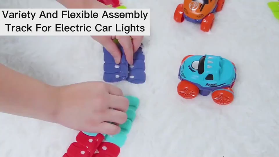 カラフルなレールと丸いビーズ状パーツなど付属アクセサリーが並んだ遊びシーンの動画サムネイル
