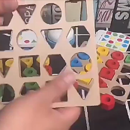 手でブロックを動かして形合わせをしている使用シーン
