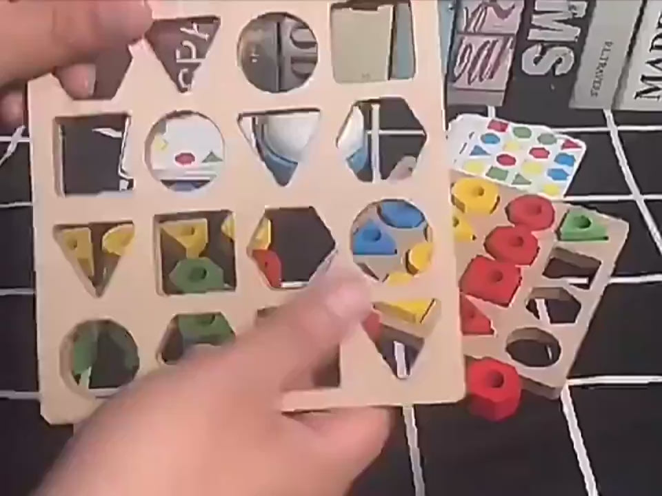 手でブロックを動かして形合わせをしている使用シーン
