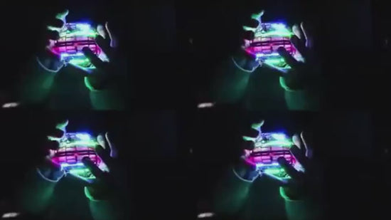 暗所でLEDが映えるフライングボールの発光イメージ
