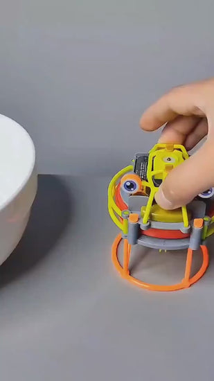 手で操作して遊ぶ綱渡りロボットの使用シーン動画サムネイル
