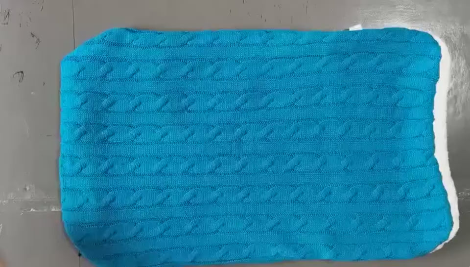 ブルーのケーブル編み外側 生地感デモ動画 38×68cm（ベビーカー用フットマフ）
