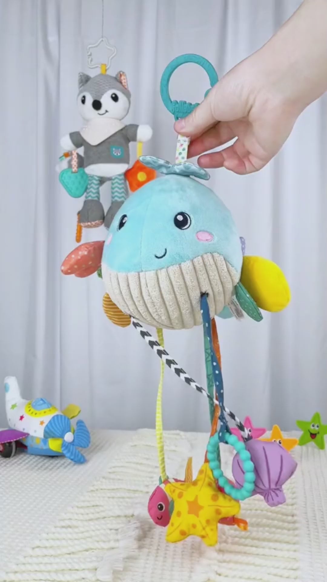 手に持って揺らせる吊り下げ知育トイの全体イメージ（ベビーカーおもちゃ）

